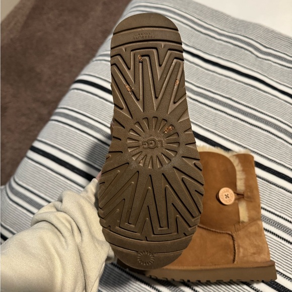 Chestnut Ugg Bailey Button - Picture 3 of 3